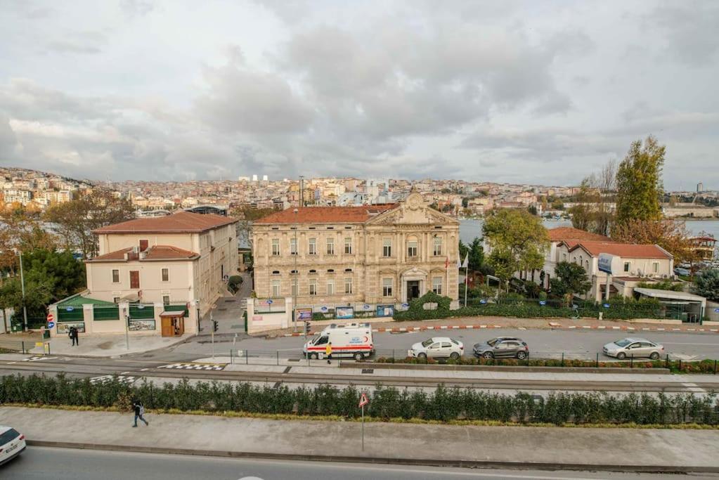 Waterfront Apartment by the Tram - Terrace with Dome & Golden Horn View in Fatih