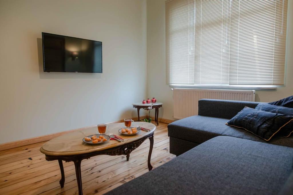 Waterfront Apartment by the Tram - Terrace with Dome & Golden Horn View in Fatih