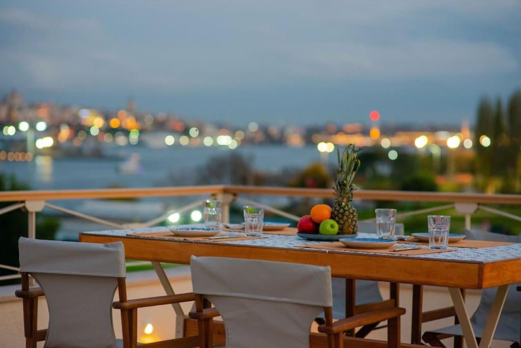 Waterfront Apartment by the Tram - Terrace with Dome & Golden Horn View in Fatih