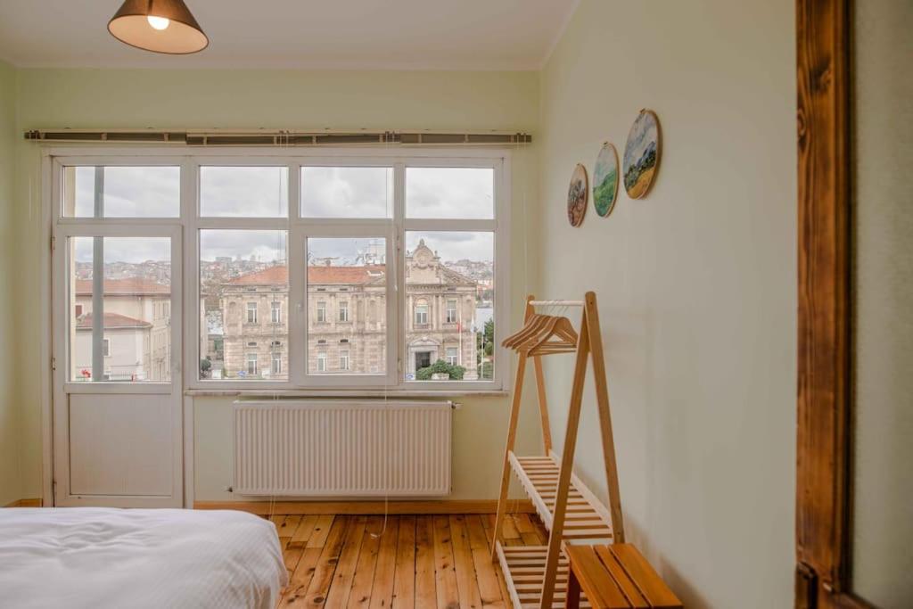 Waterfront Apartment by the Tram - Terrace with Dome & Golden Horn View in Fatih