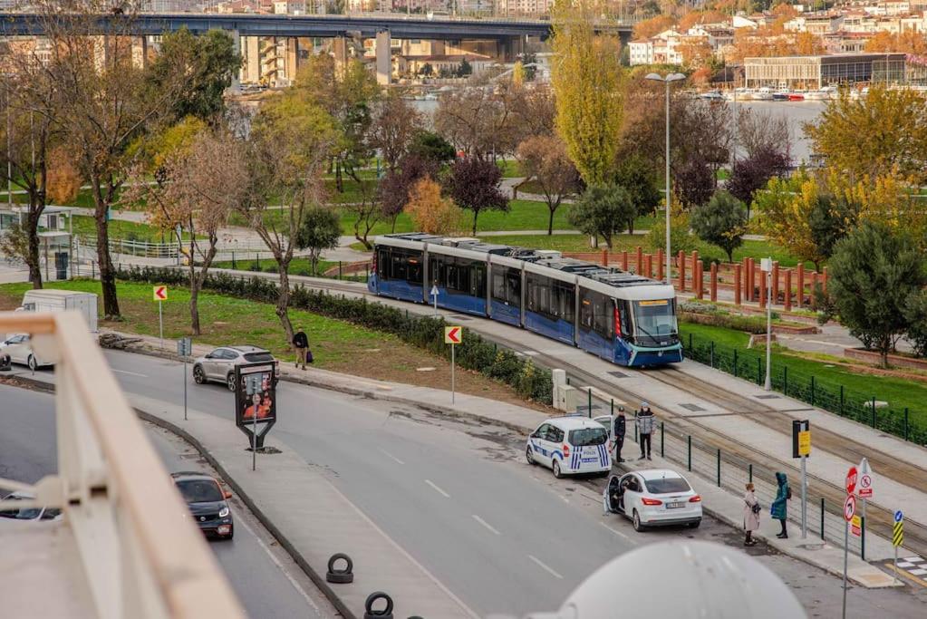 Waterfront Apartment by the Tram - Terrace with Dome & Golden Horn View in Fatih