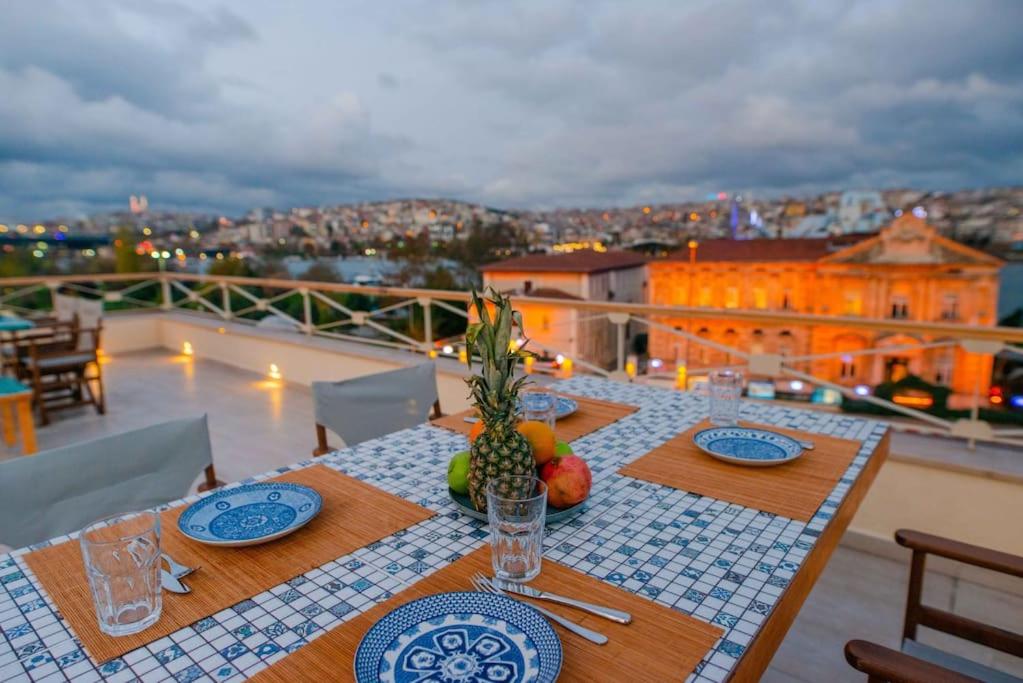 Waterfront Apartment by the Tram - Terrace with Dome & Golden Horn View in Fatih