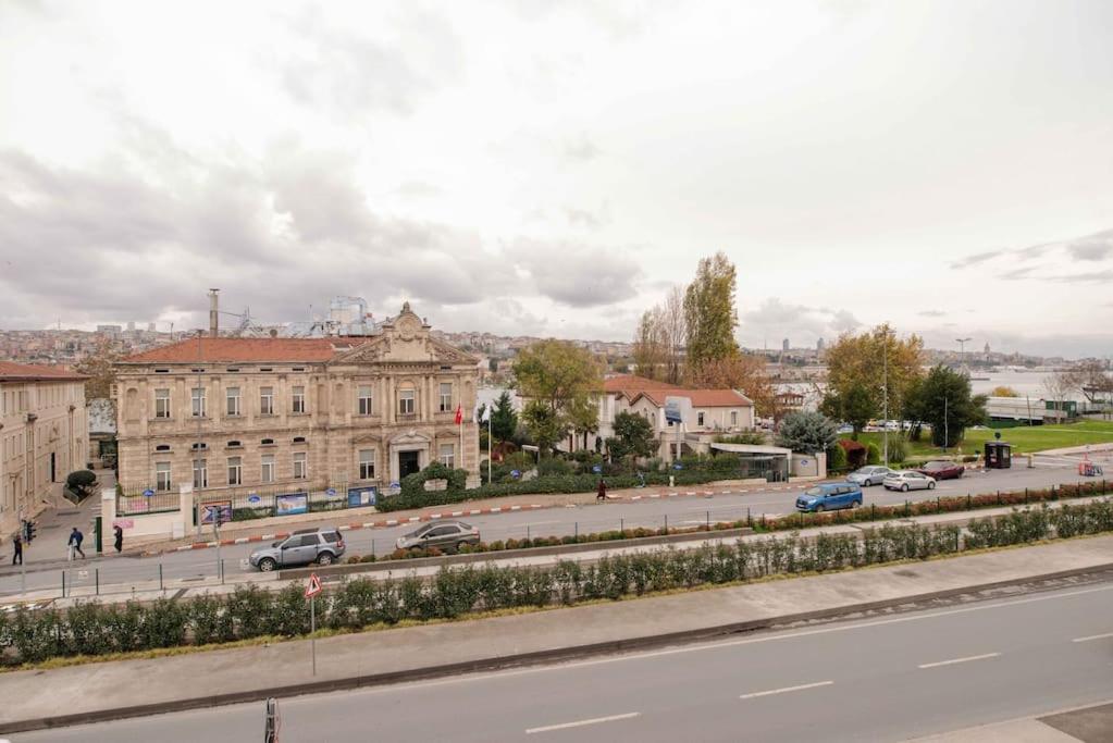 Waterfront Apartment by the Tram - Terrace with Dome & Golden Horn View in Fatih