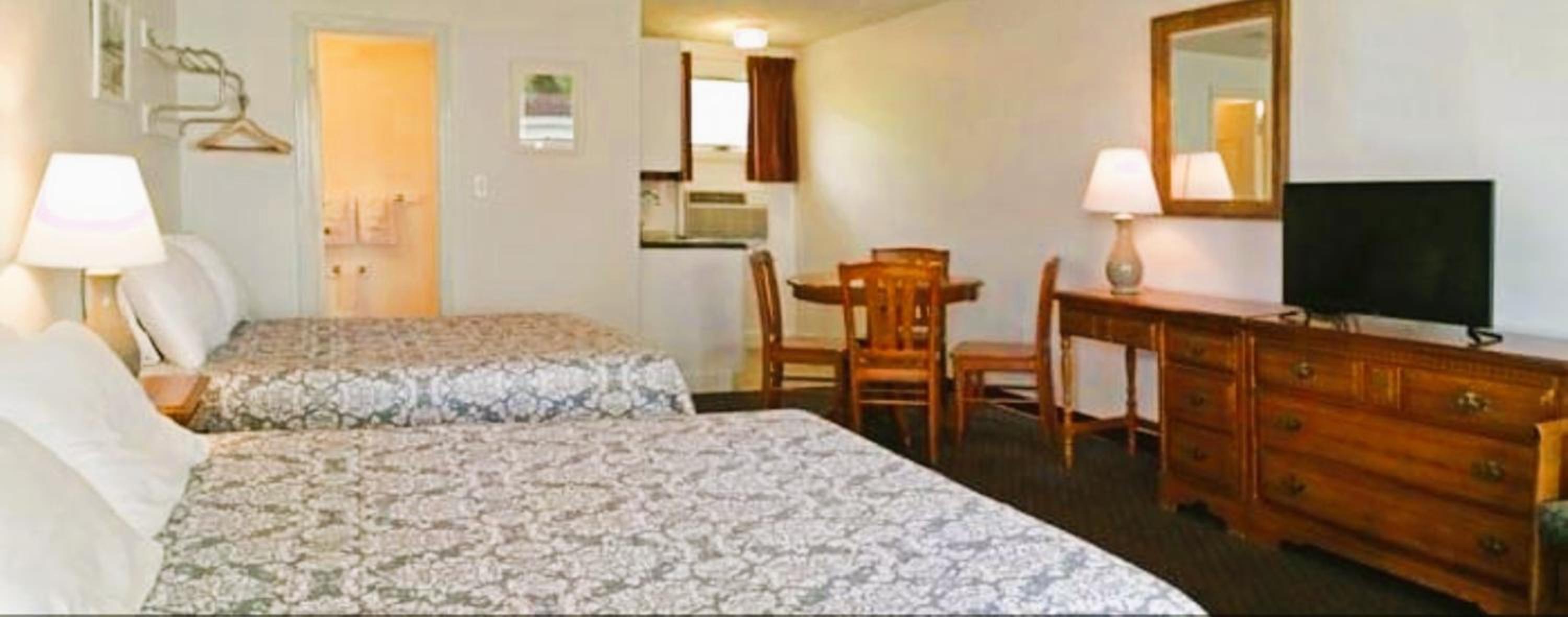 Carriage House Motel Cottages & Suites