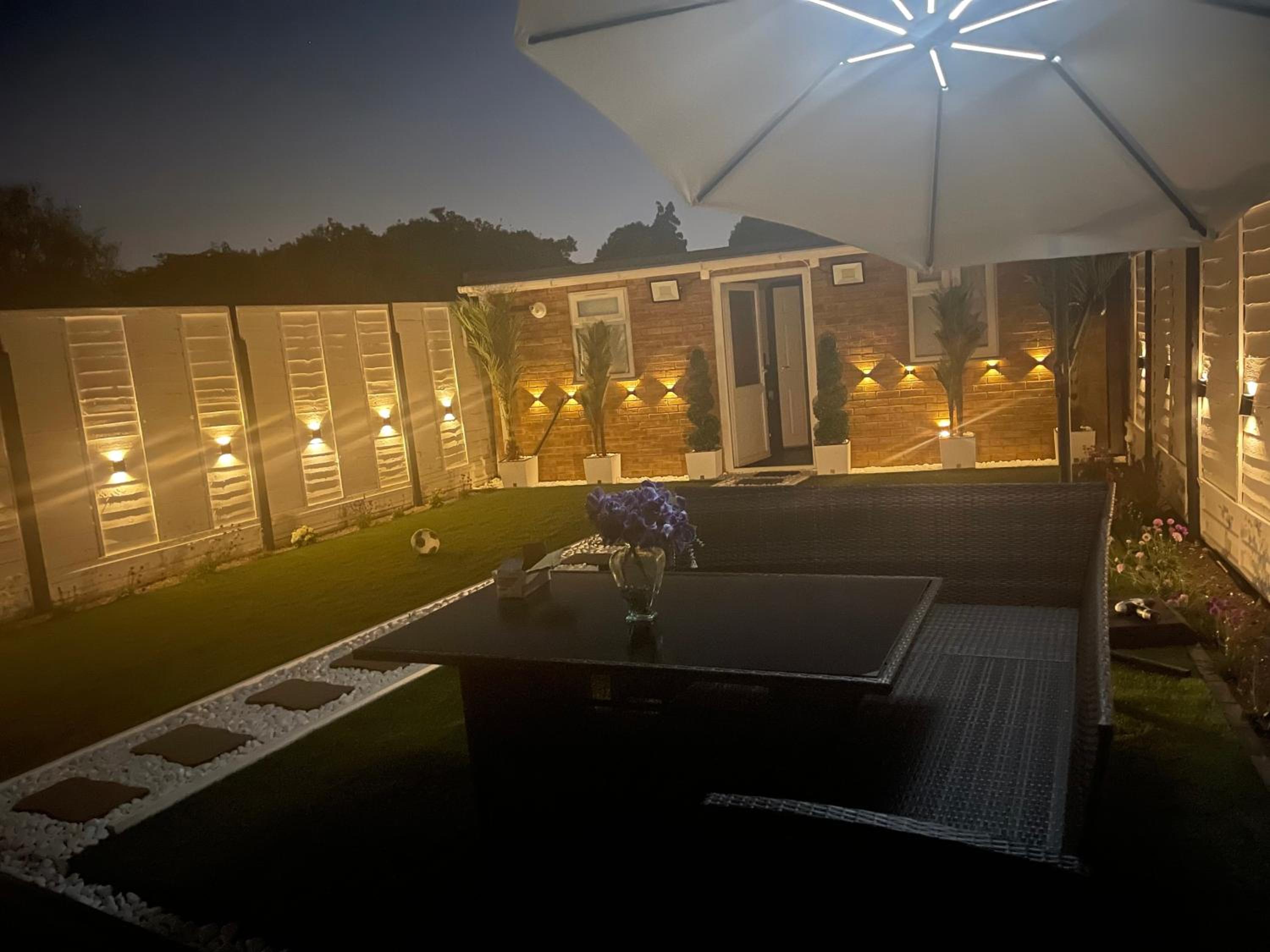Hayes Vacations - North Avenue Guest House Ltd, Heathrow Airport-Free Parking - Property Image 1