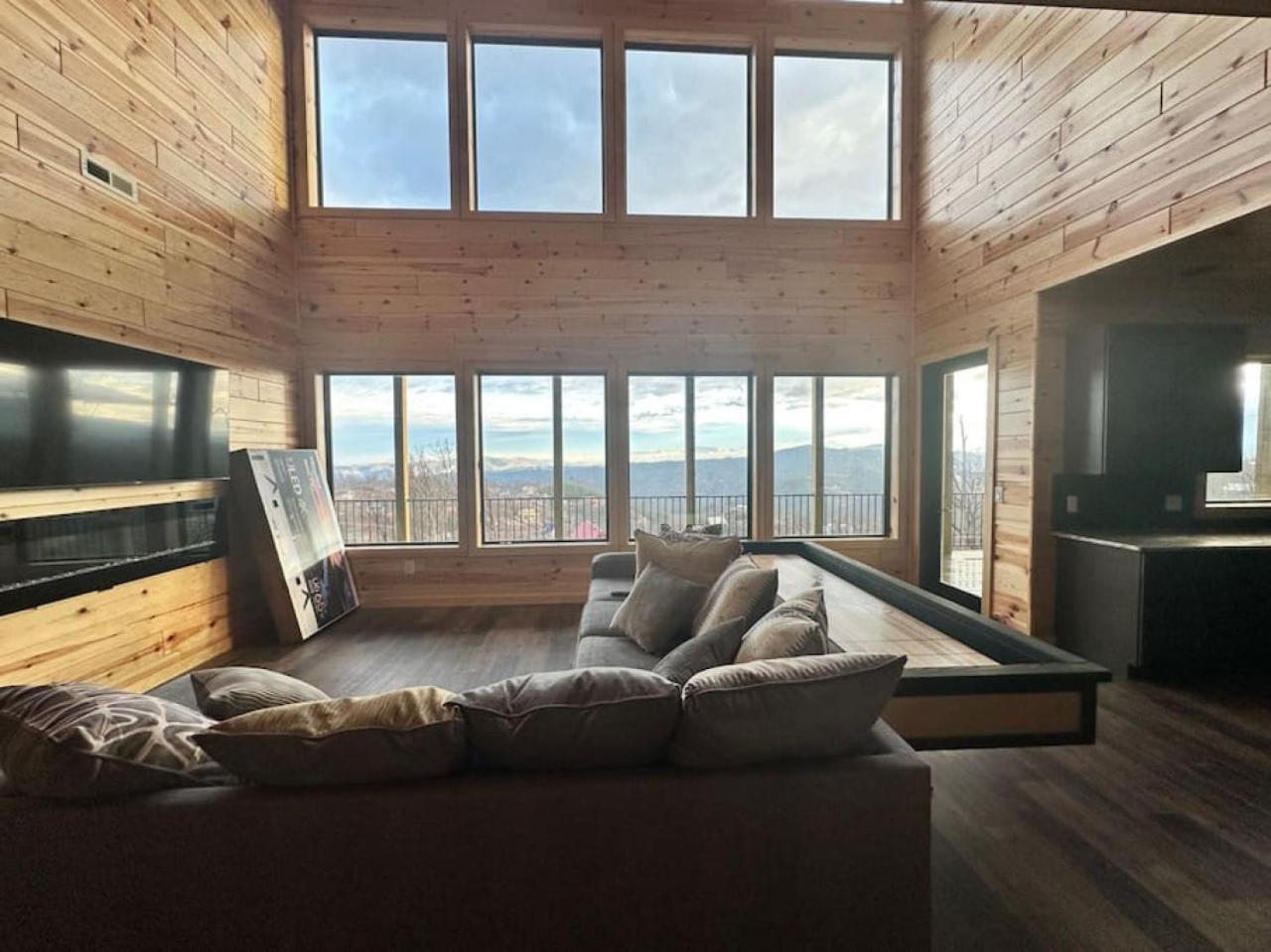 Luxury and New w Mod Pool Views Incredible view 2