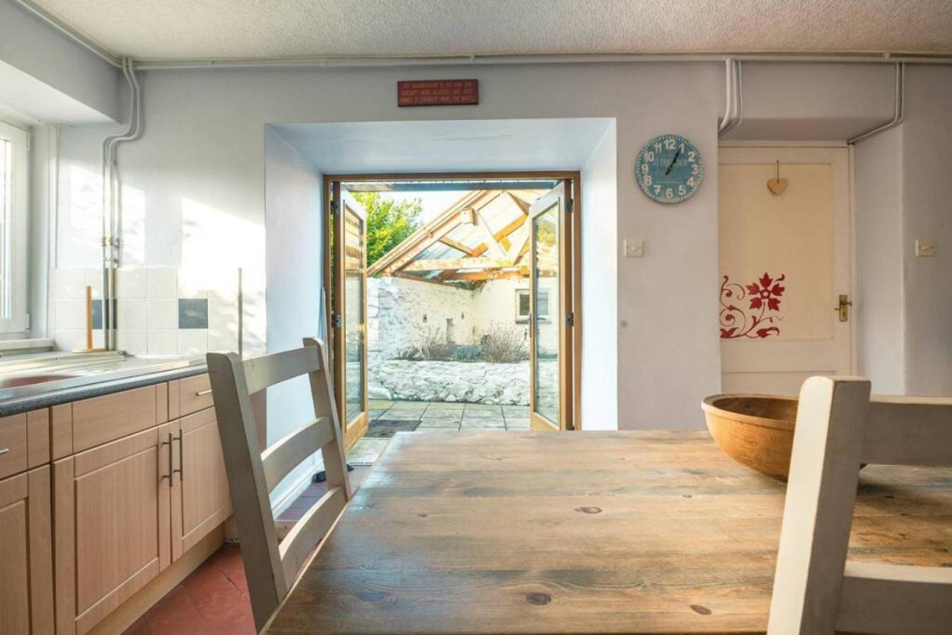 Cosy Welsh Cottage in St Davids Centre with Garden view 2