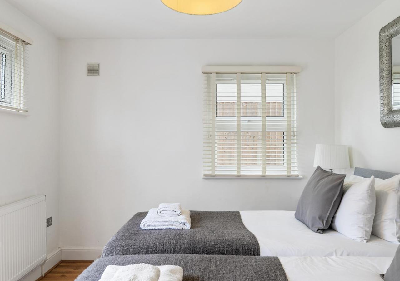 Two Bed Flat in Bush Hill Park view 3