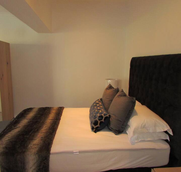 Lovely 1-bedroom rental with a pool view 3