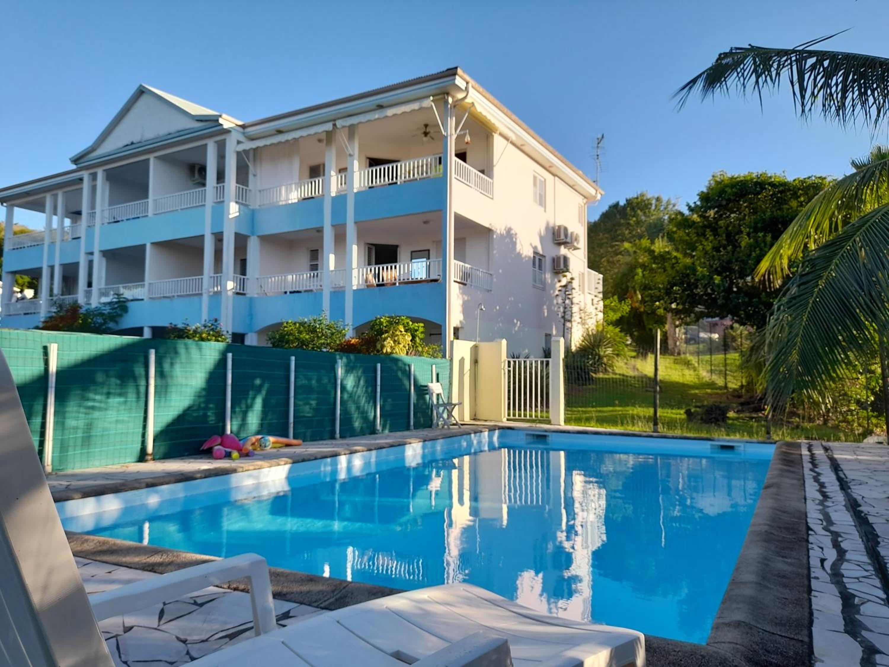 TROIS ILETS-GRAND STUDIO-VUE MER PARADISIAQUE-PISCINE -BIEN SITUE- WIFI GRATUITE- PRES de la Plage 3 minutes à pieds -DES Commerces et Restaurants view 2