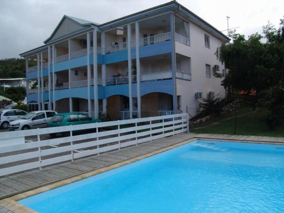 TROIS ILETS-GRAND STUDIO-VUE MER PARADISIAQUE-PISCINE -BIEN SITUE- WIFI GRATUITE- PRES de la Plage 3 minutes à pieds -DES Commerces et Restaurants view 3