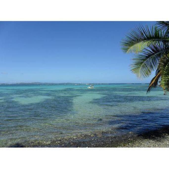 TROIS ILETS-GRAND STUDIO-VUE MER PARADISIAQUE-PISCINE -BIEN SITUE- WIFI GRATUITE- PRES de la Plage 3 minutes à pieds -DES Commerces et Restaurants view 4