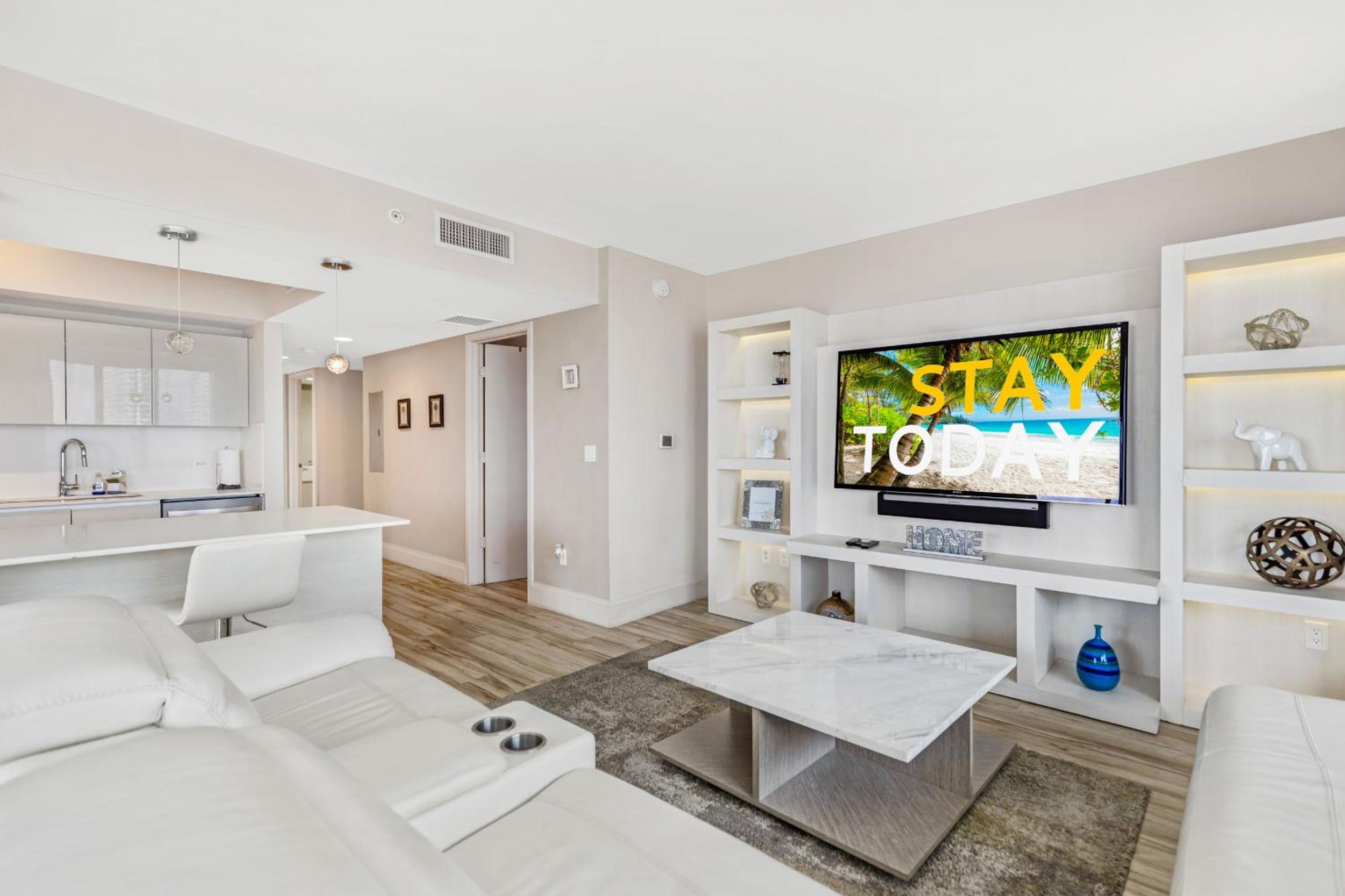 Spacious VIP Penthouse with Ocean & Intracoastal Views, Private Entry, Resort Amenities - 25 min to FIFA! view 5
