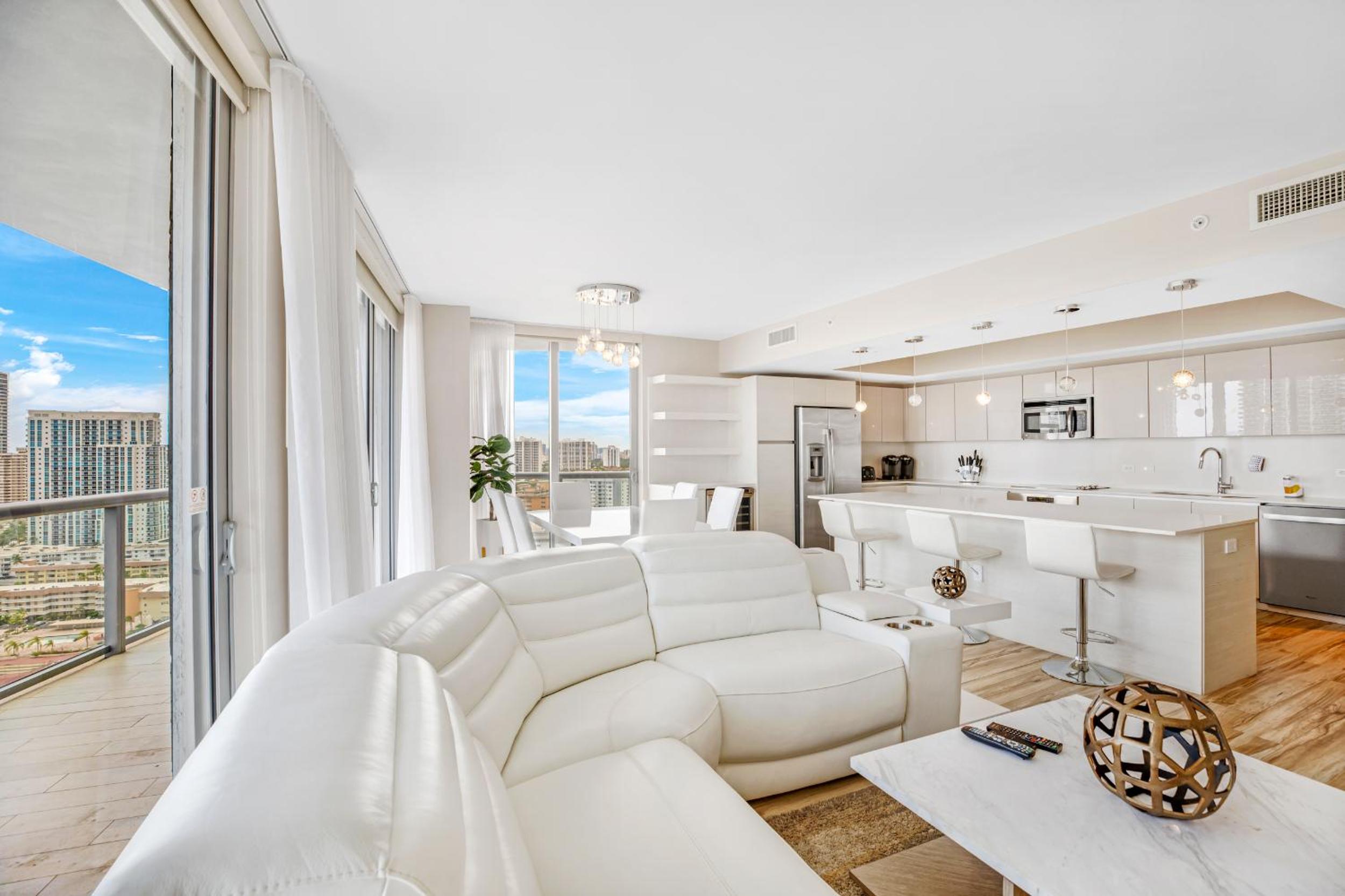 Spacious VIP Penthouse with Ocean & Intracoastal Views, Private Entry, Resort Amenities - 25 min to FIFA! view 2