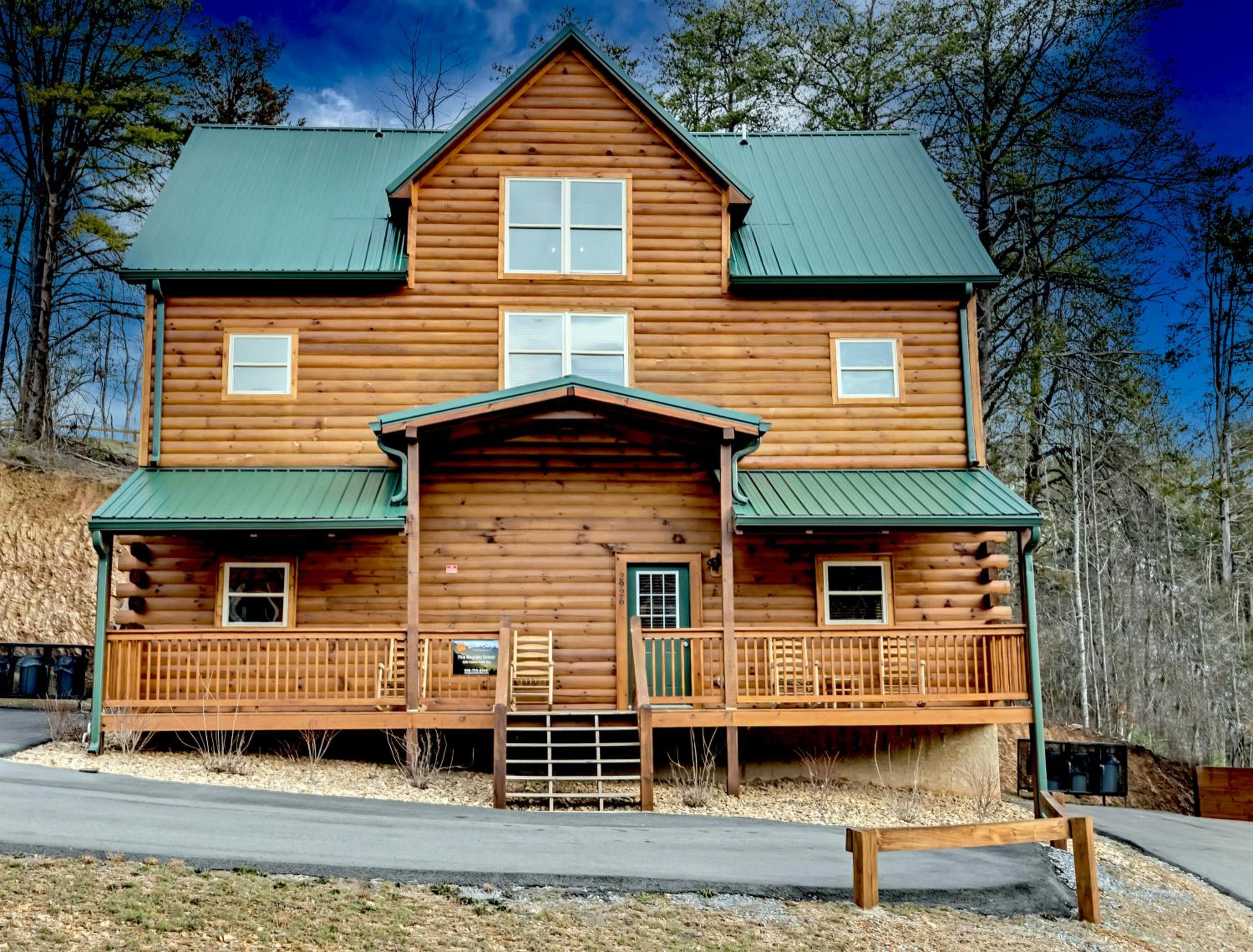 Pine Mountain Retreat, Hot Tub, Game Room, 560 FREE tickets each paid day!!!