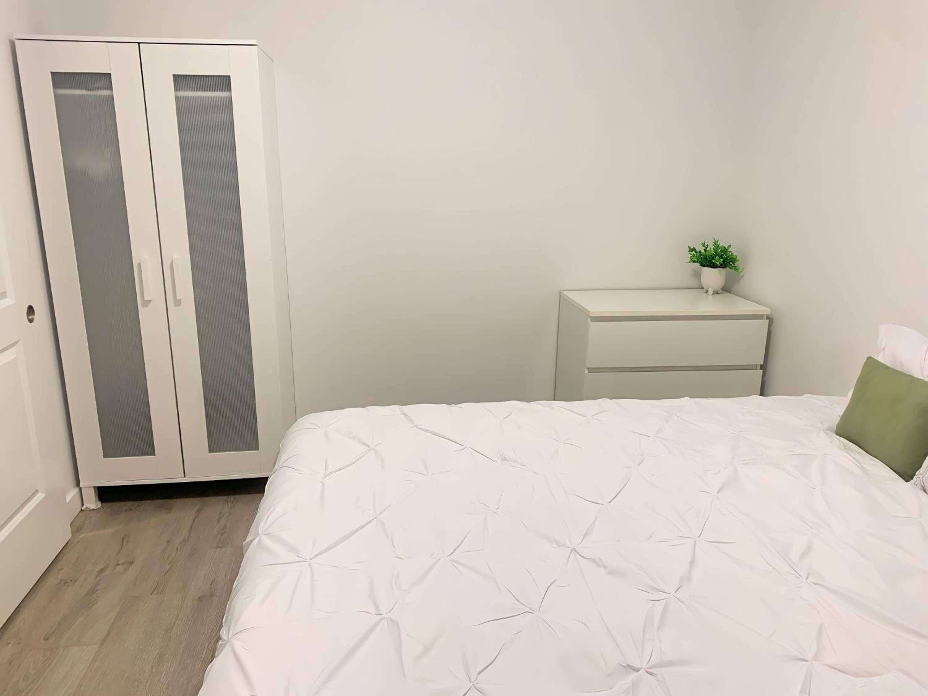 Cozy 1BR Condo w/ Insuite LDRY, Gym & Free Parking - Image 2
