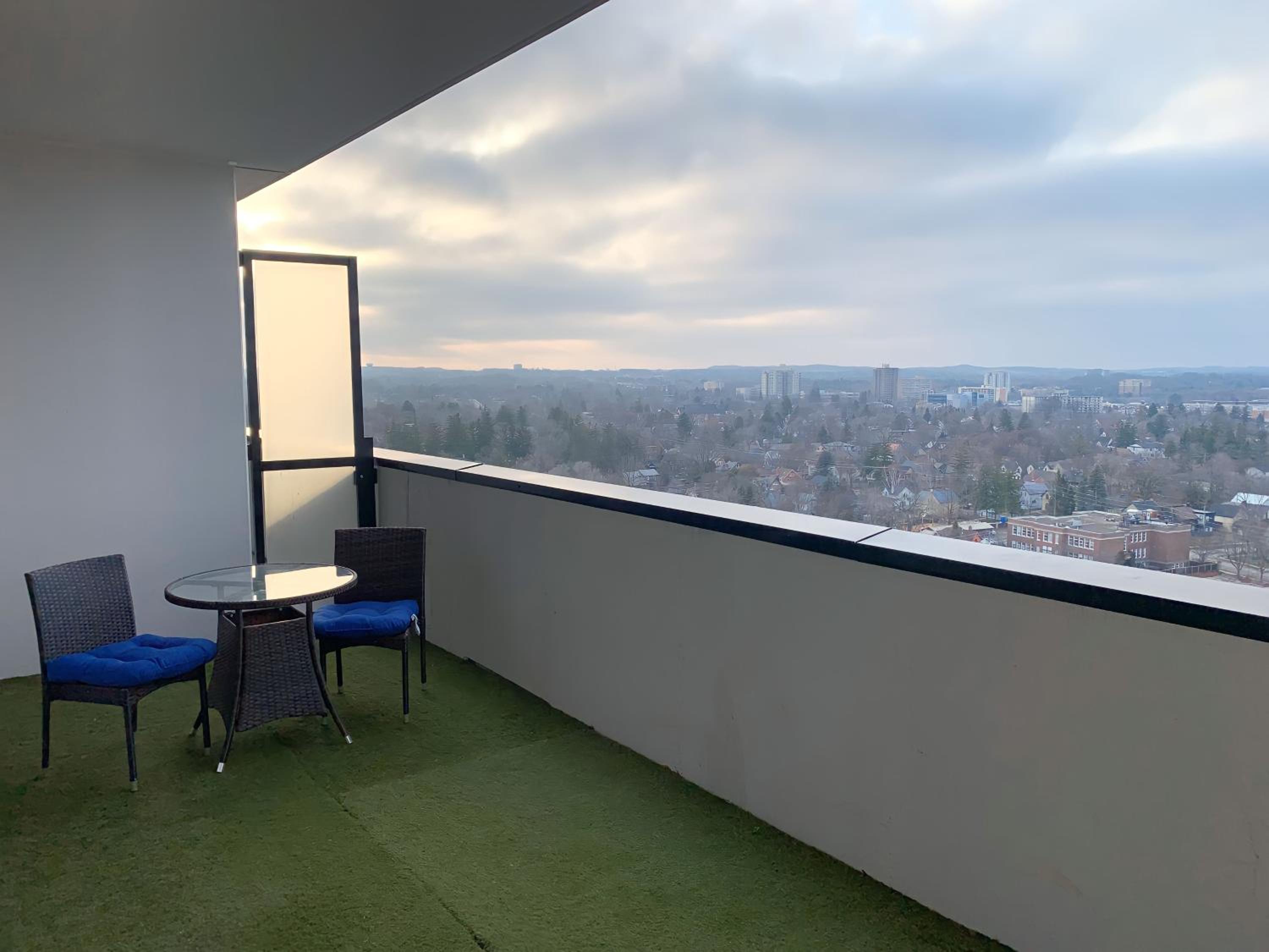 Cozy 1BR Condo w/ Insuite LDRY, Gym & Free Parking - Image 4
