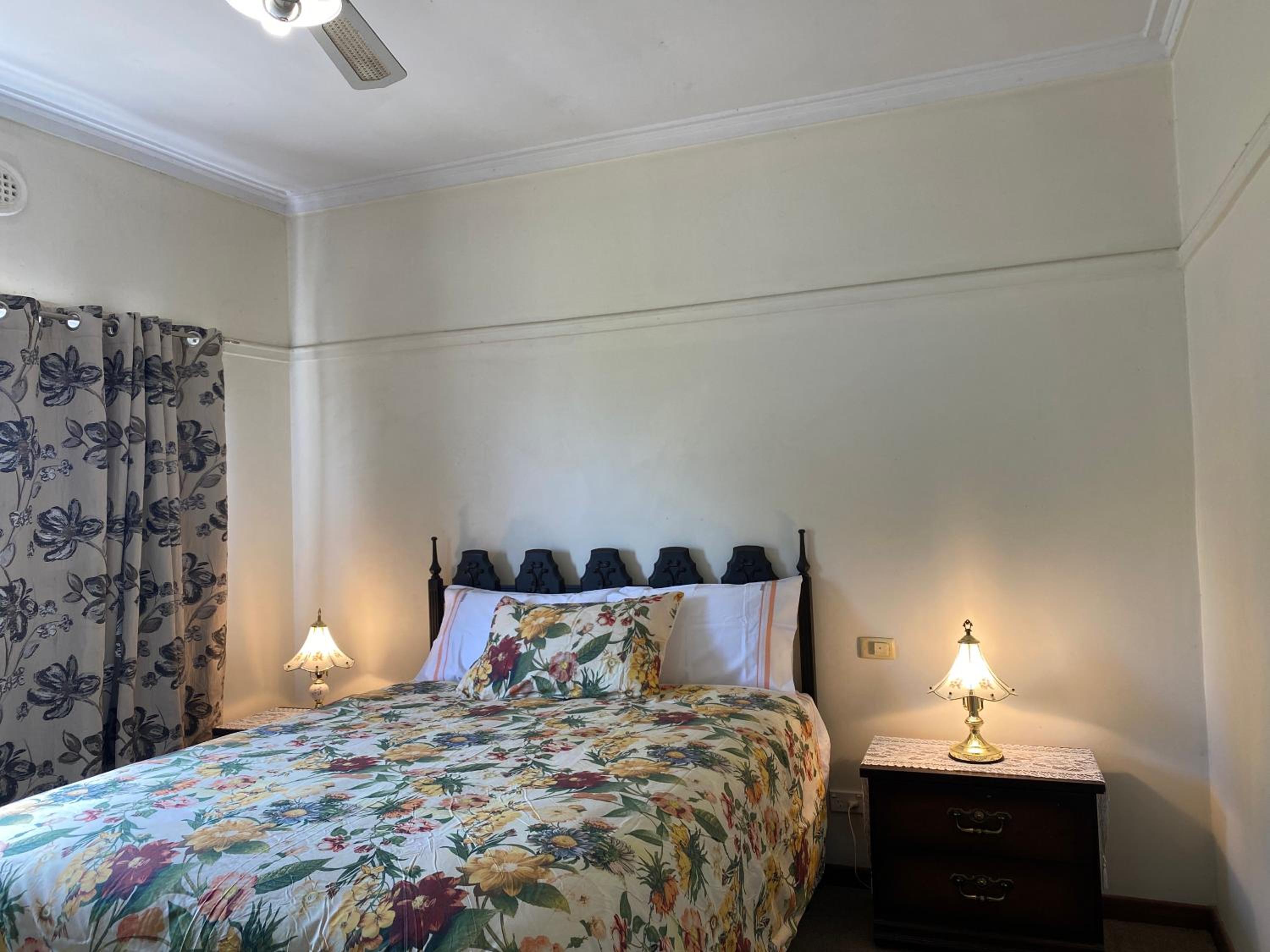 6 Beds-Whole House with 4 bedrooms -Stawell - share accommodation - 3 rooms for 5 gusts are available