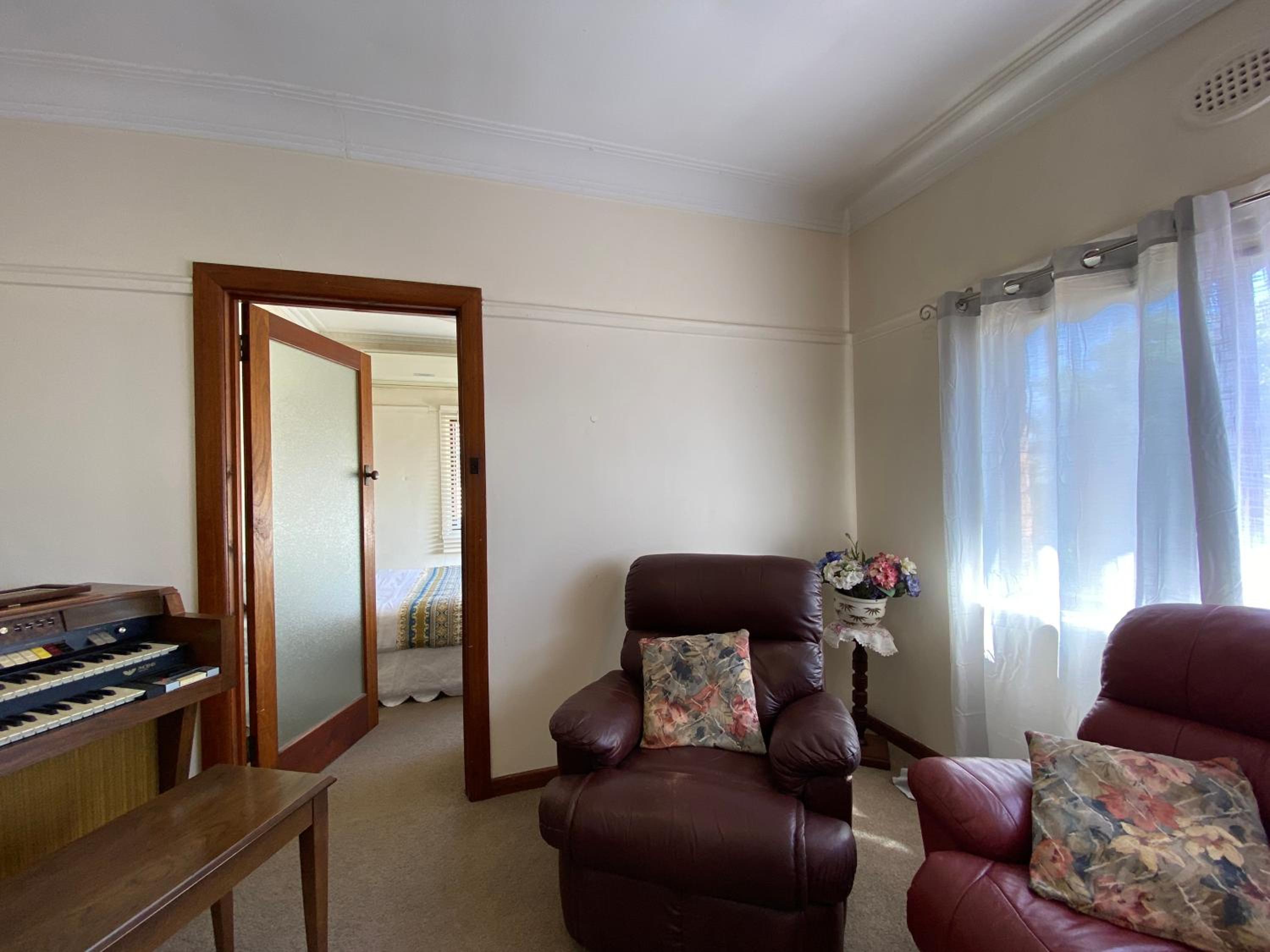 6 Beds-Whole House with 4 bedrooms -Stawell - share accommodation - 3 rooms for 5 gusts are available