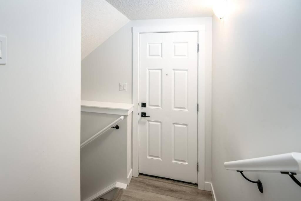 Cozy New Suite in NW Calgary