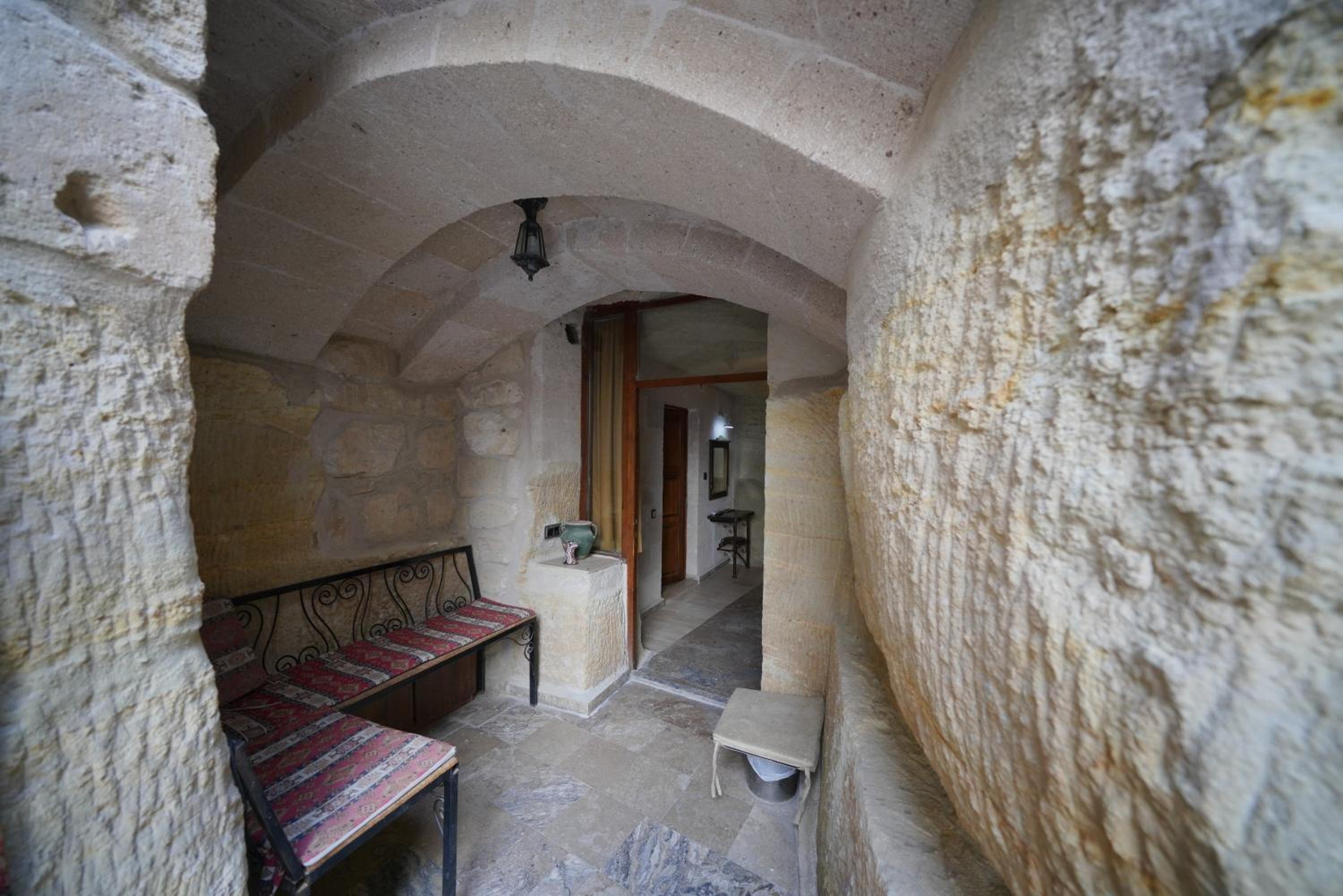 Emit Cave Hotel - Image 100