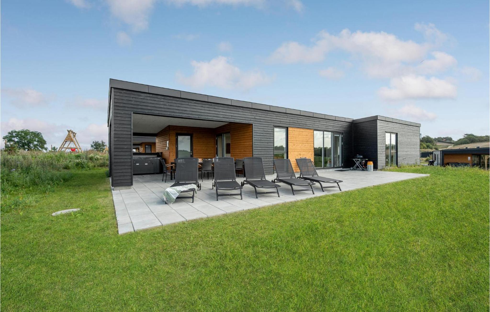 4 Bedroom Stunning Home In Løgstrup view 2