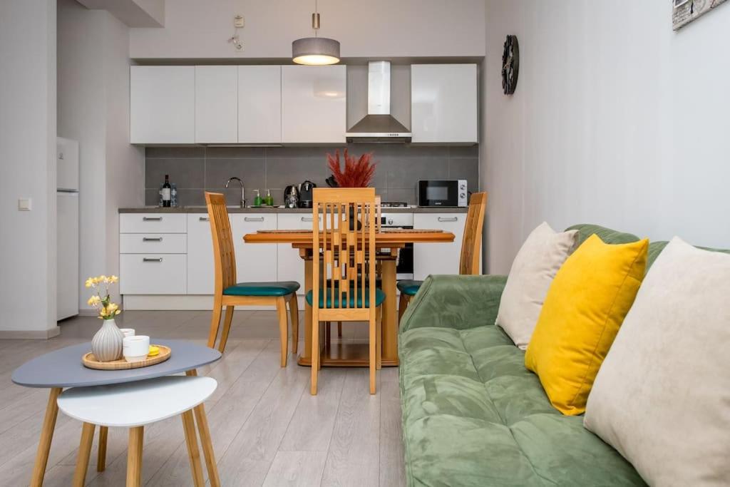 Medical University Metro 1BR Apartment, 11th Floor - City View - Free Private Parking - Self Check-in view 3