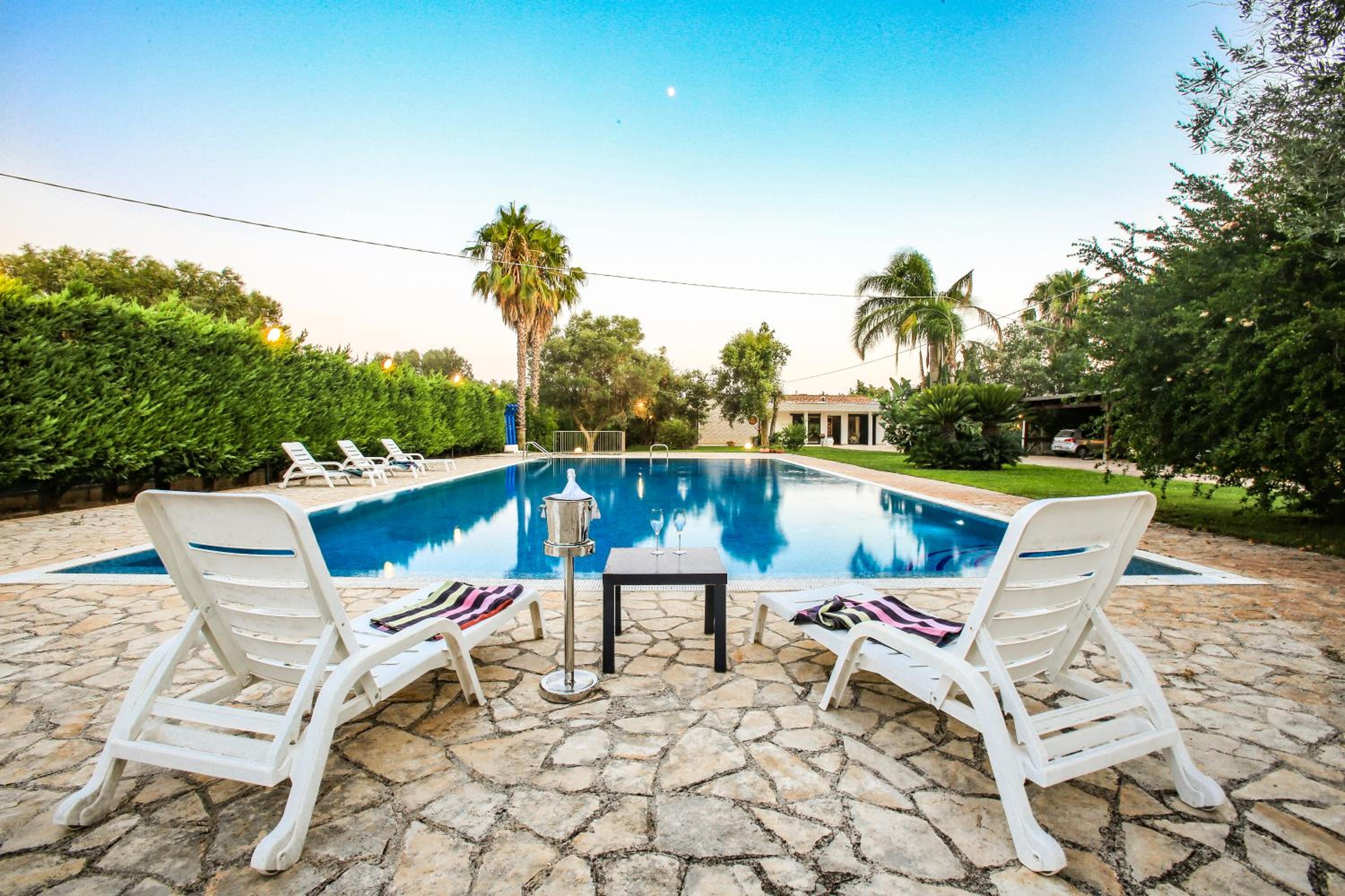 Villa con parco e piscina view 4