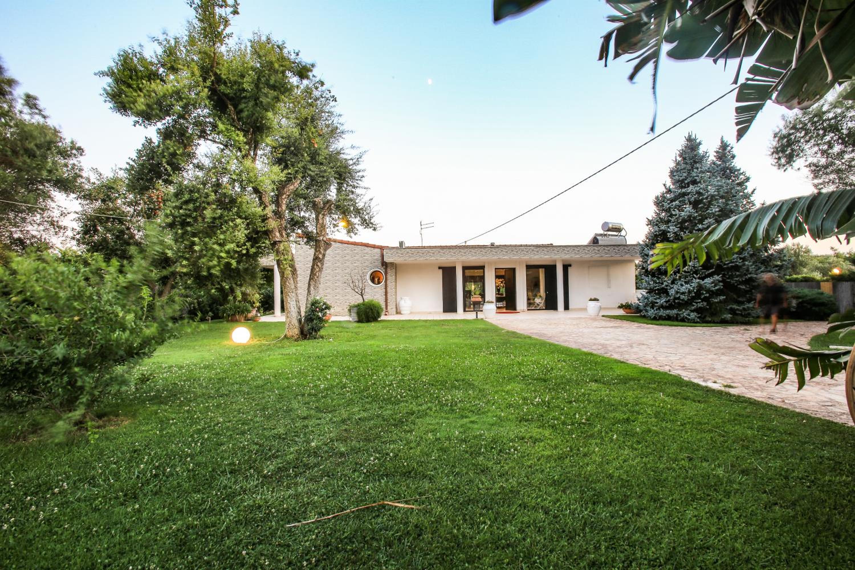 Villa con parco e piscina view 2