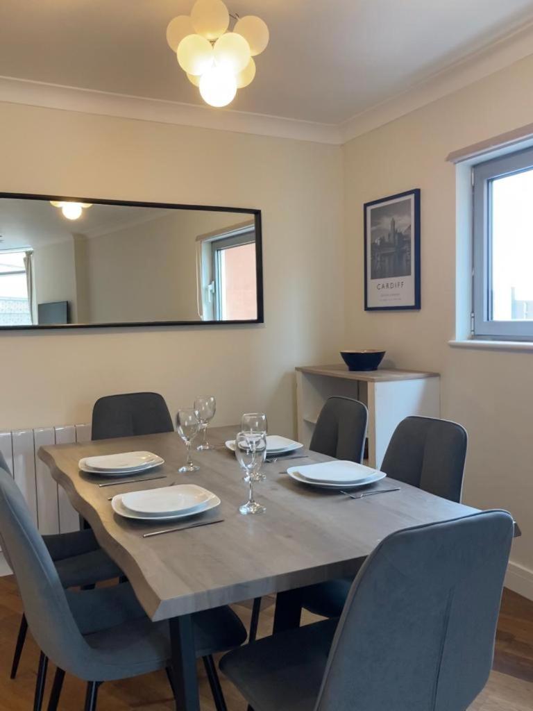 Ultra-Luxury City centre 2 bed apartment, with FREE parking