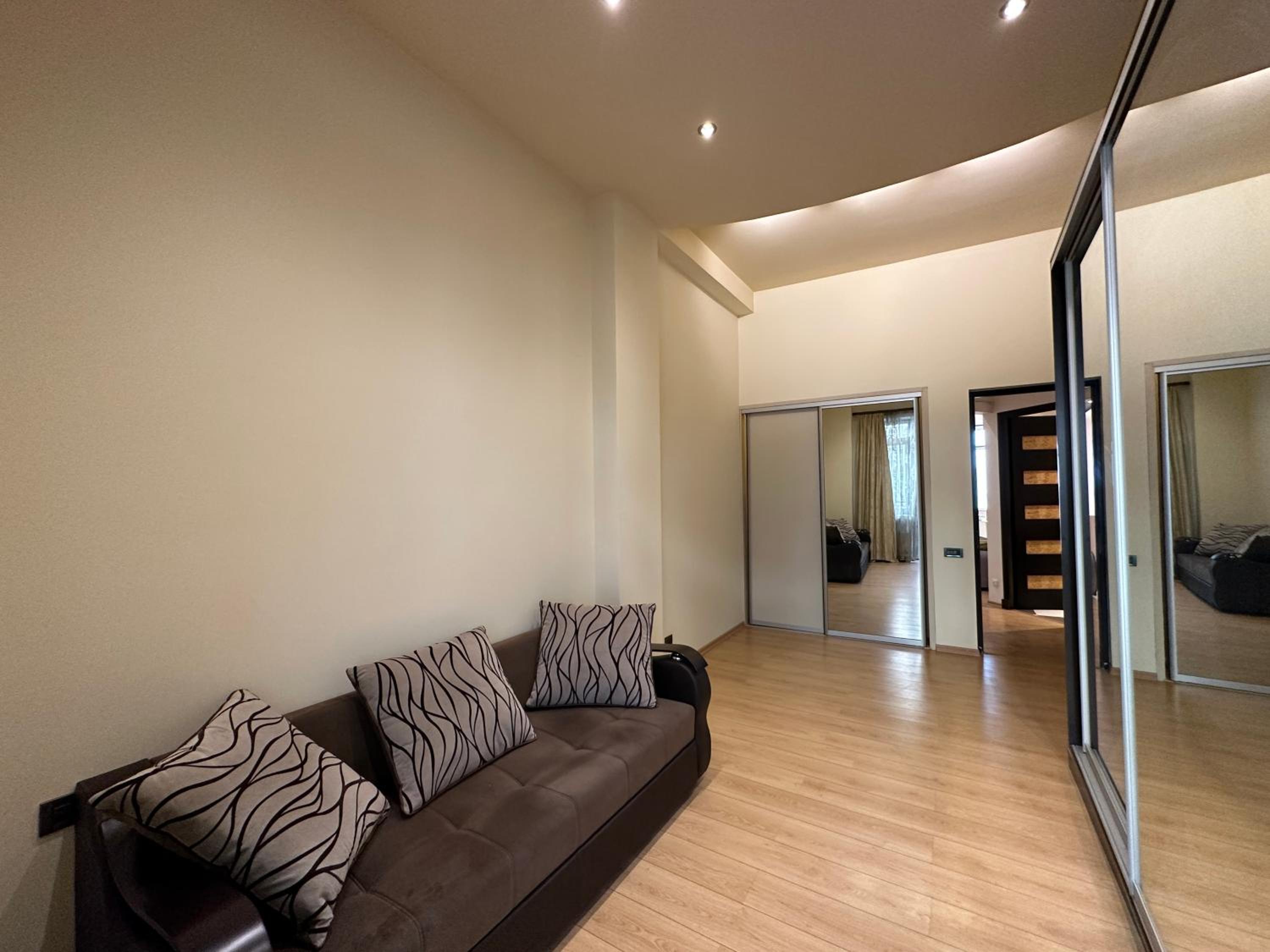 Teryan street, 4 bedrooms Luxury and Grande apartment with Spacious balcony TT606