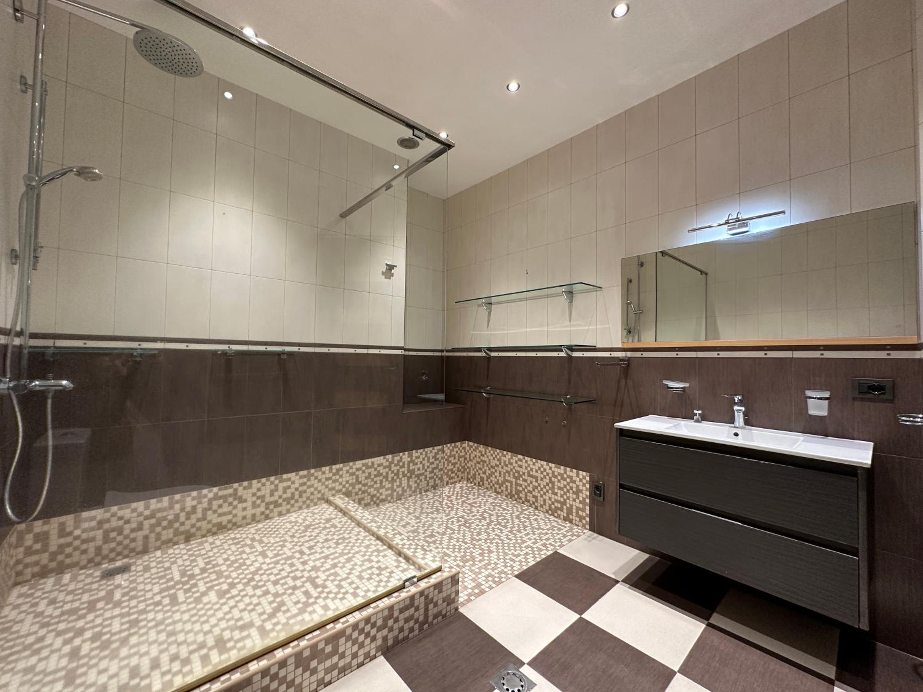 Teryan street, 4 bedrooms Luxury and Grande apartment with Spacious balcony TT606
