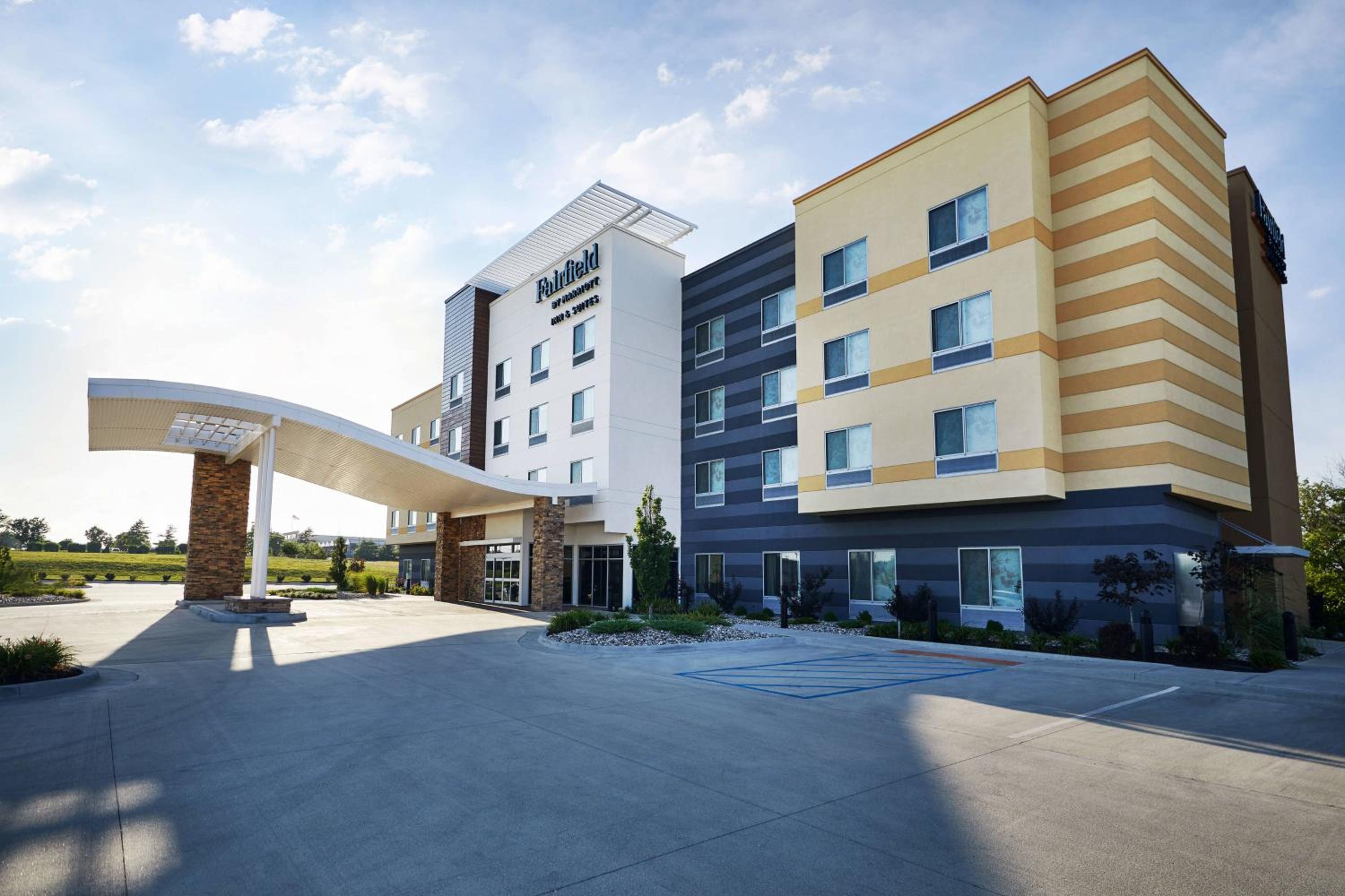 Hotel Fairfield Inn & Suites by Marriott Kansas City Belton - Image 1
