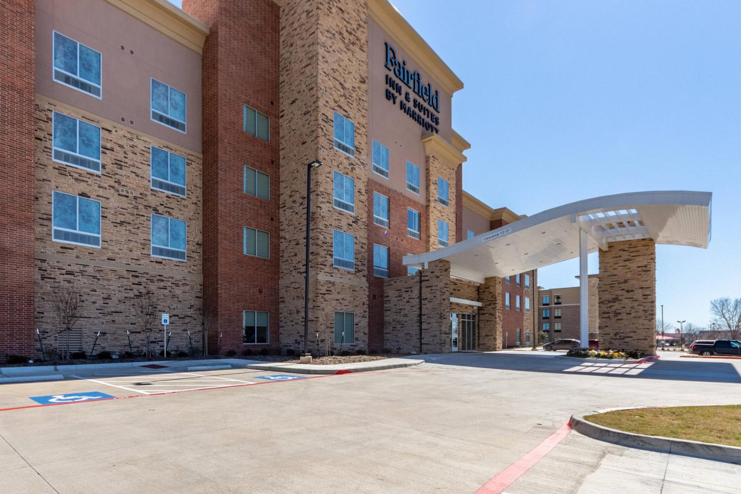 Hotel Fairfield Inn & Suites Dallas Arlington South - Image 1