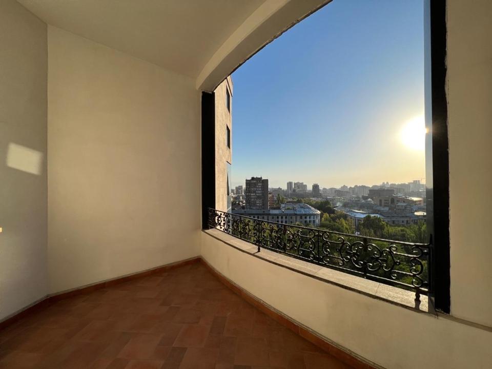 Teryan street, 4 bedrooms Luxury and Grande apartment with Spacious balcony TT606