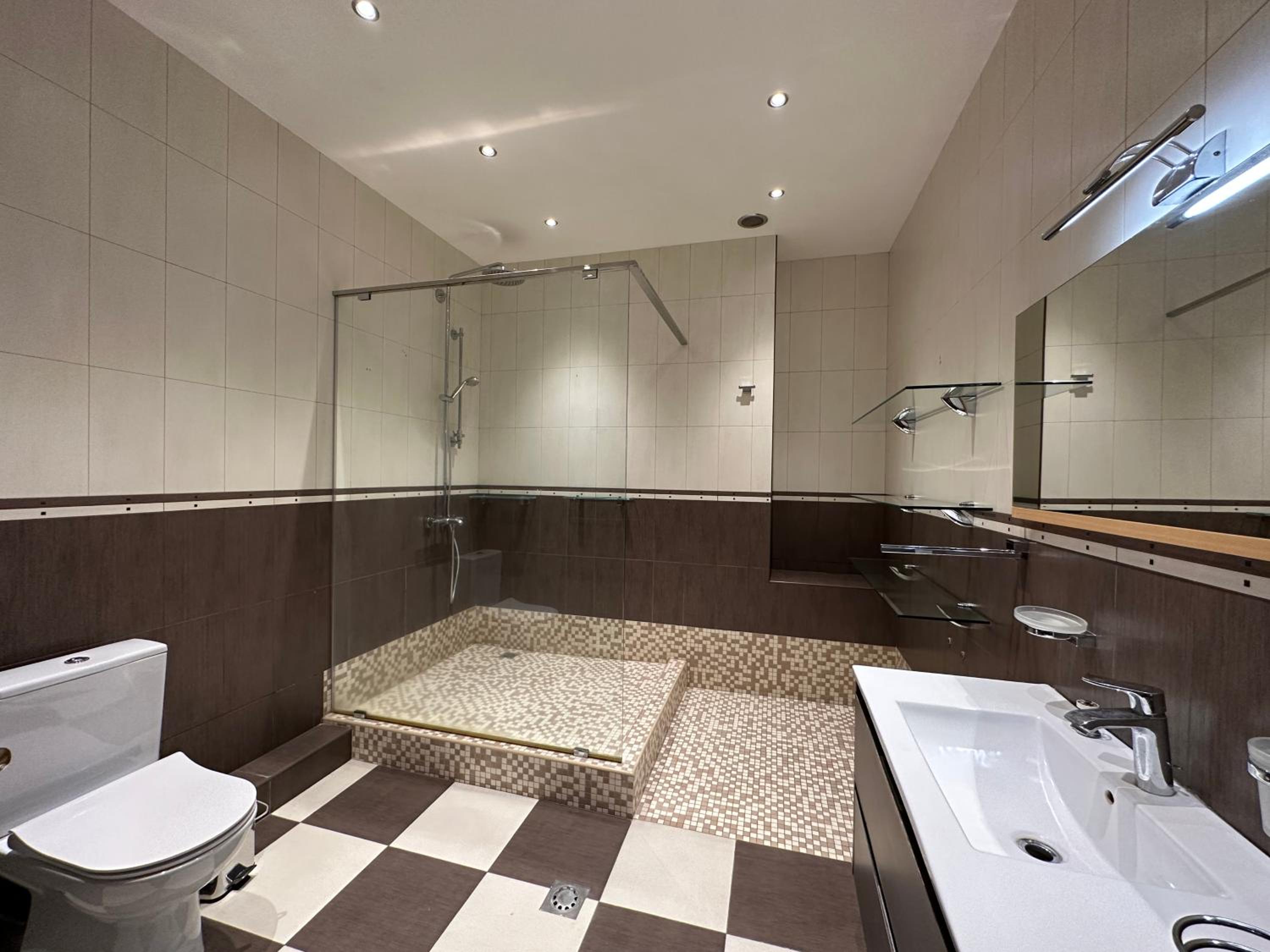 Teryan street, 4 bedrooms Luxury and Grande apartment with Spacious balcony TT606