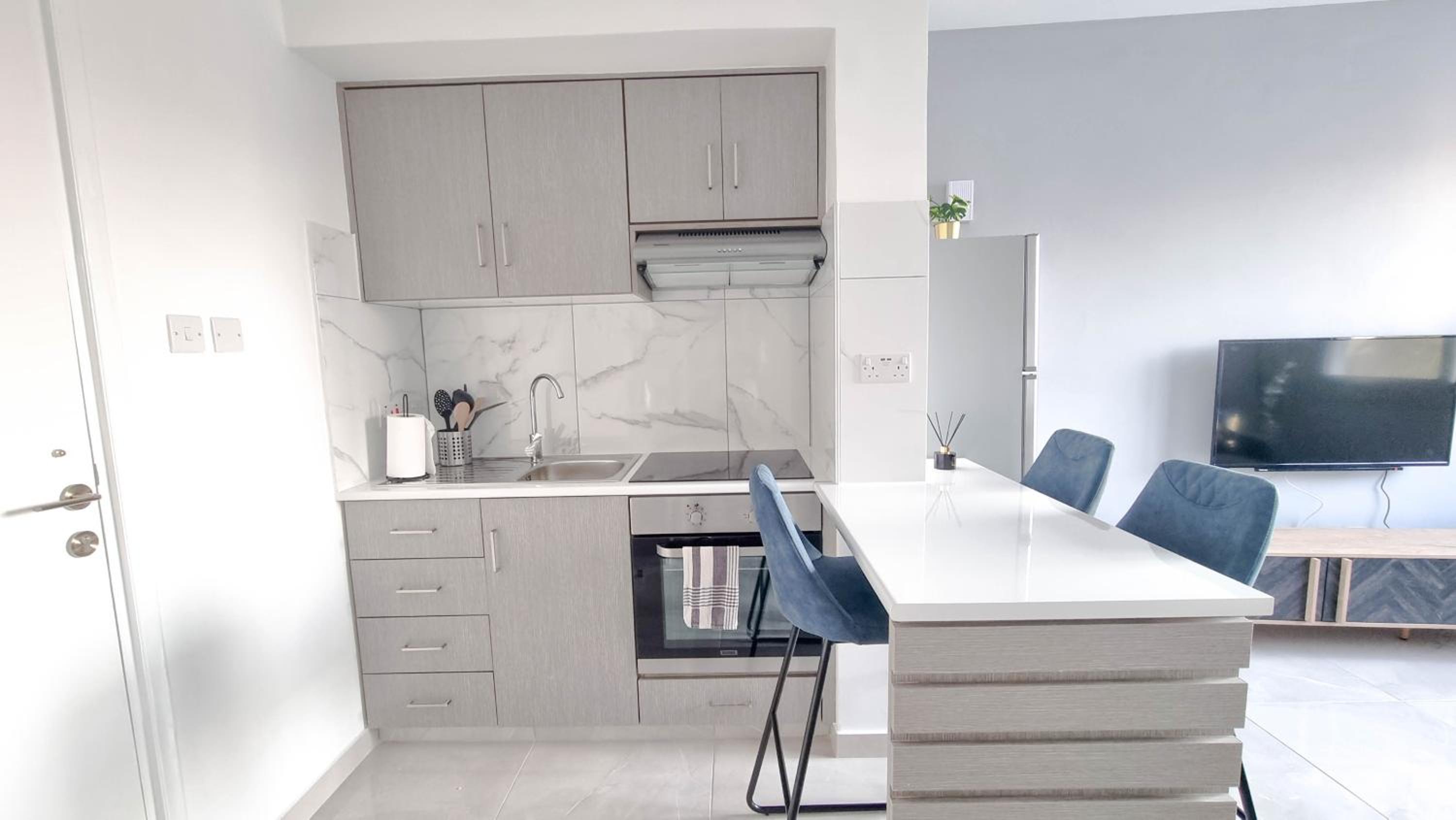 Coastal Chic: Luxury Apt in the Heart of the City! with Smart TV!