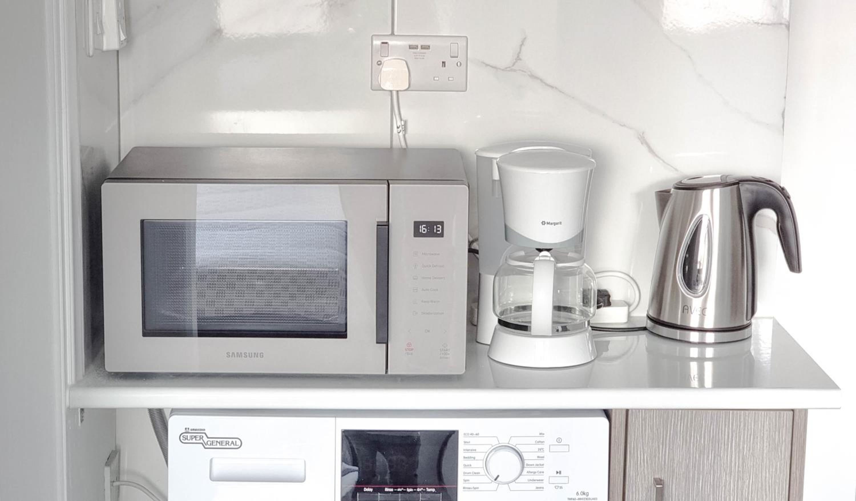 Coastal Chic: Luxury Apt in the Heart of the City! with Smart TV!