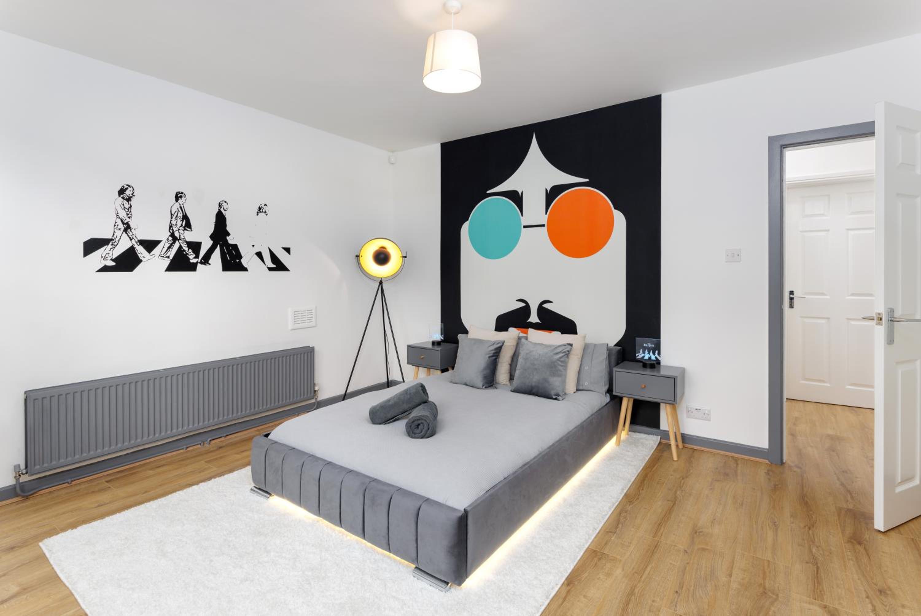 FLATZY - Iconic Beatles and Liverpool Culture Home view 3
