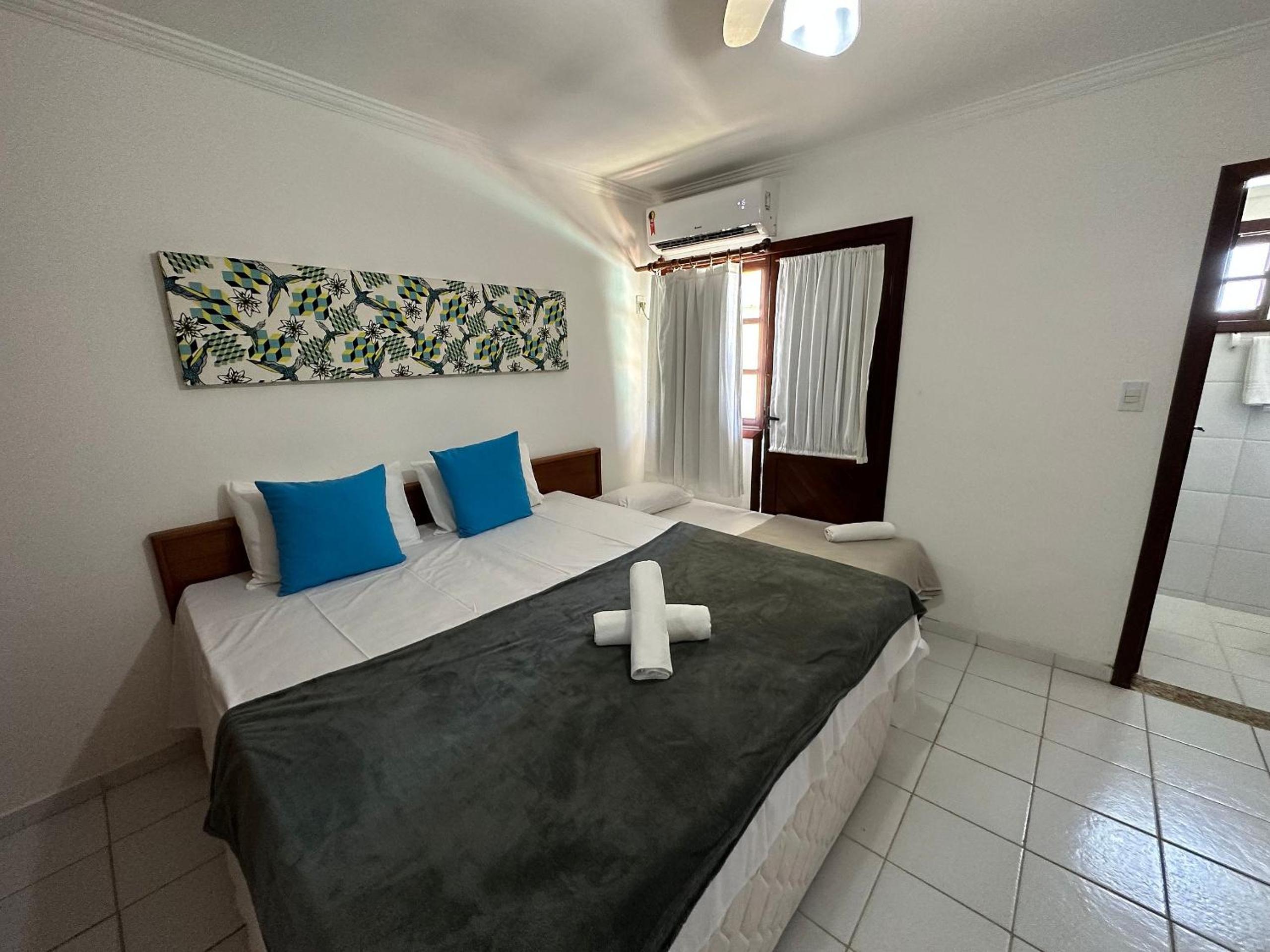 Casa em Condomínio localizado a aproximadamente 250m da praia de Taperapuã e da Arena Axé Moi, com 3 suítes todas com ar condicionado, piscinas adulto e in