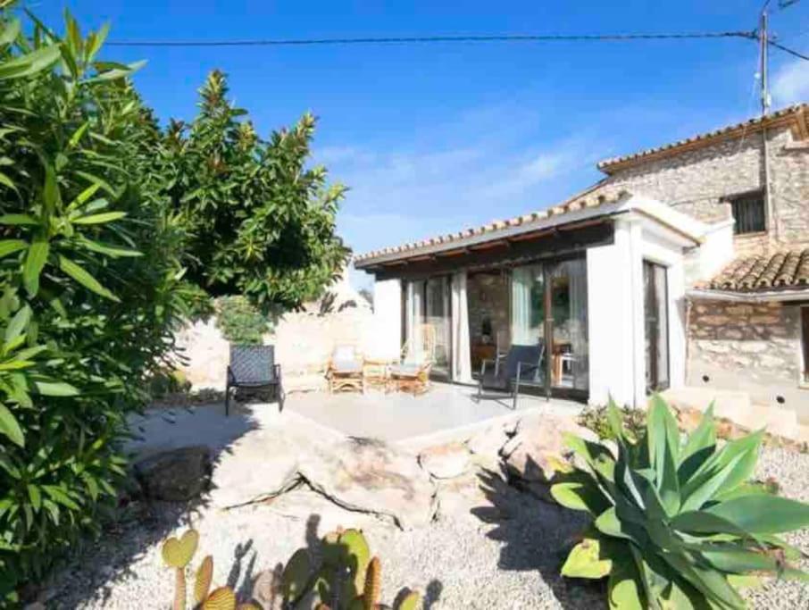 Rustico Appartment 'Olta' in finca, see-and garden side view 4