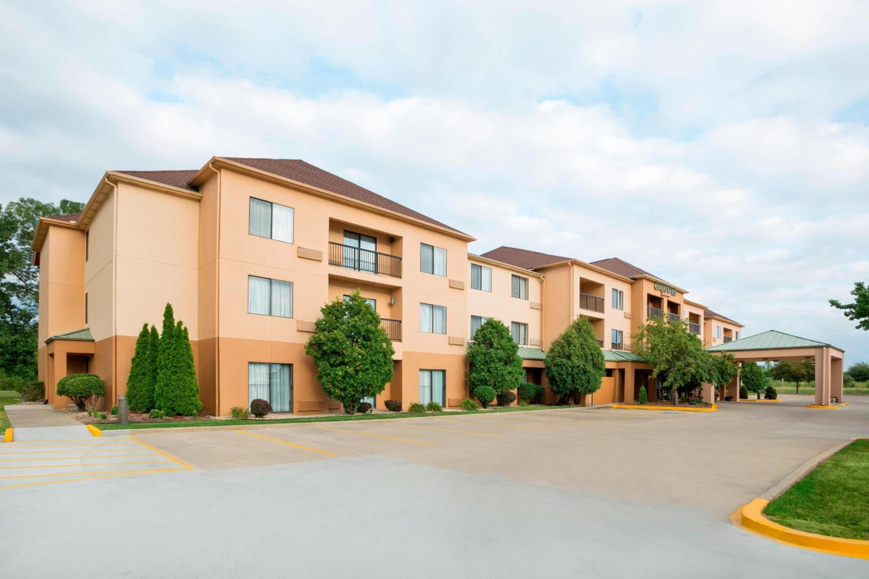 Hotel Courtyard by Marriott Springfield - Image 1
