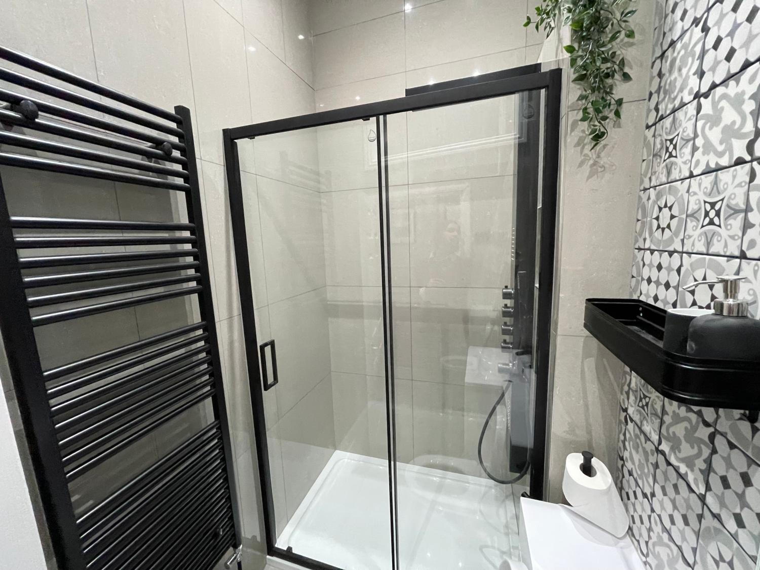 AdeamStays provides Beautiful centrally located 1 and 2 bed apartments on Liverpools Boulevard view 5