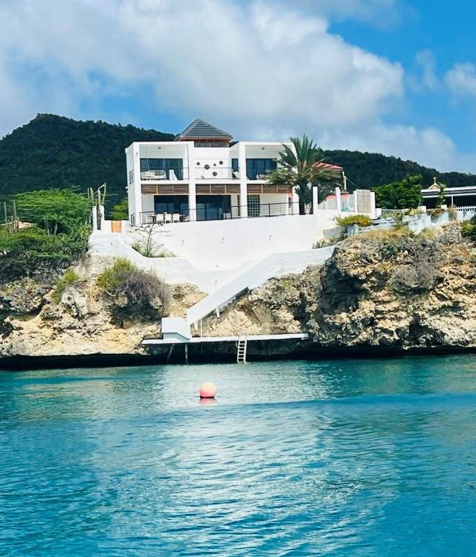 Yemaya Villa Curaçao Unique-Oceanfront-Private stairway to sea!