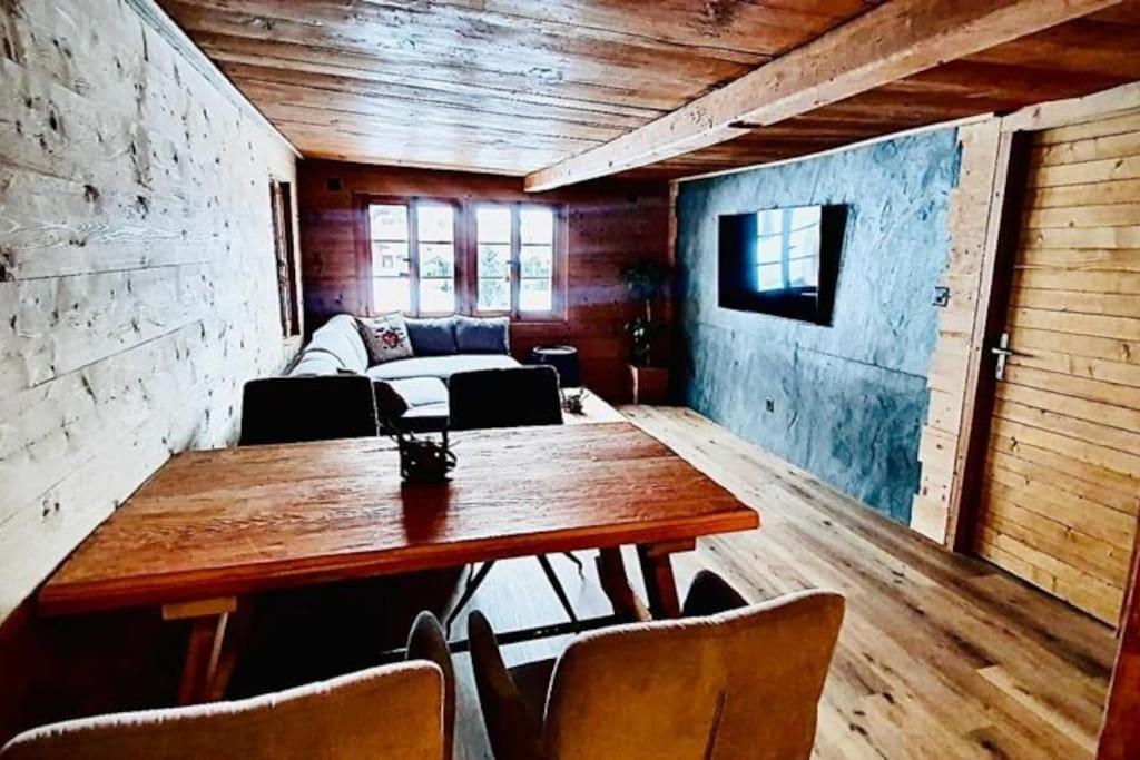 Luxury & Cosy 3.5 rooms apartment in almost 300 years old Chalet