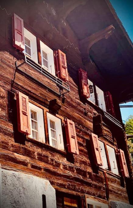 Luxury & Cosy 3.5 rooms apartment in almost 300 years old Chalet