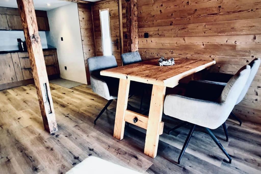 Luxury & Cosy 3.5 rooms apartment in almost 300 years old Chalet