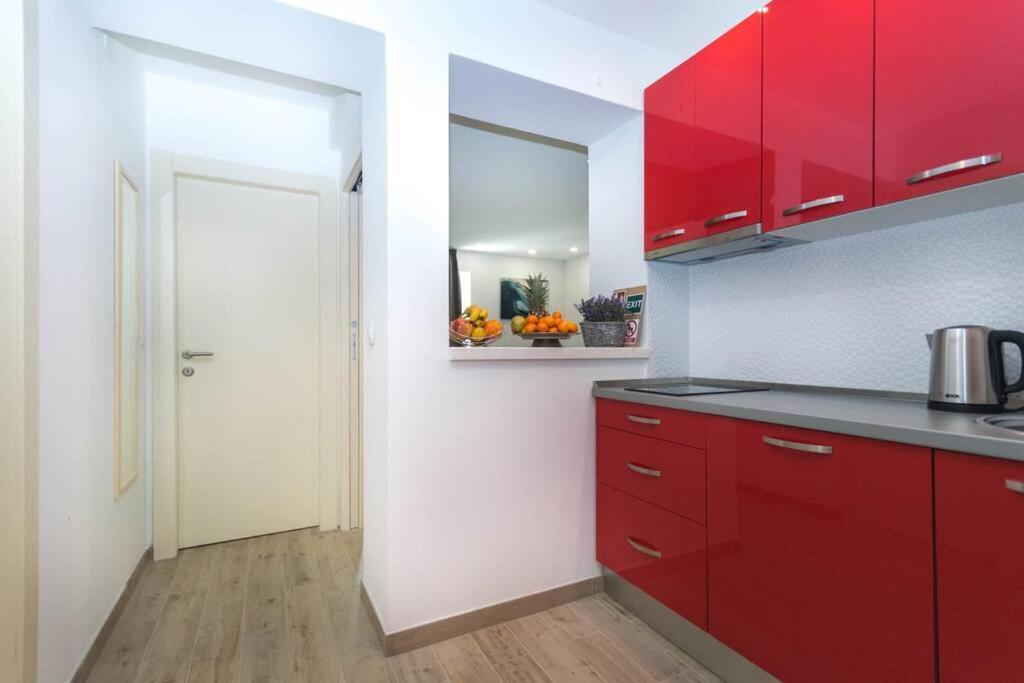 West Coast Split Modern Apartment by Marjan view 3