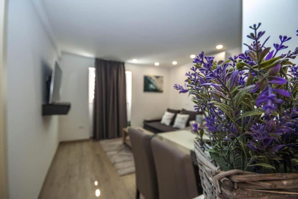 West Coast Split Modern Apartment by Marjan view 4
