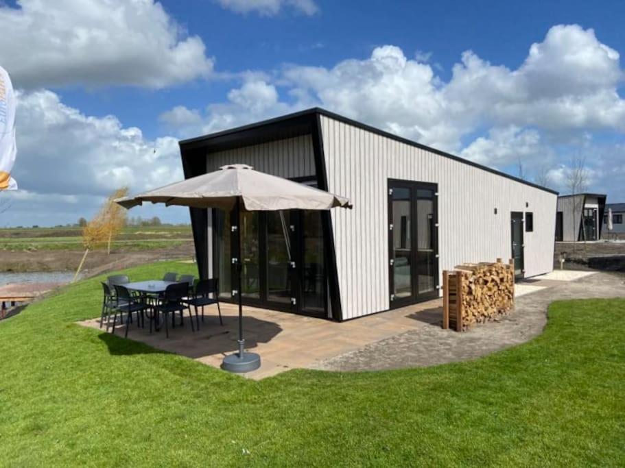 Tiny vakantiehuis aan het water met eigen steiger en airco